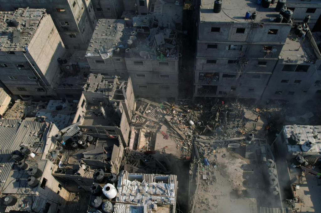 Ruiny palestínskych domov zasiahnutých izraelskými útokmi v utečeneckom tábore al-Shati v meste Gaza. FOTO: Reuters