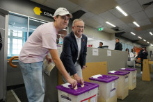 Austrálsky premiér Anthony Albanese počas hlasovania v referende so svojím synom. FOTO: REUTERS