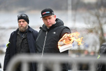 Pravicový dánsky aktivista Rasmus Paludan spálil korán pred tureckou ambasádou korán. (21. januára 2023)