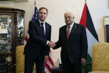 Americký minister zahraničných vecí Antony Blinken a palestínsky prezident Mahmúd Abbás počas stretnutia v jordánskom Ammáne. FOTO: TASR/AP