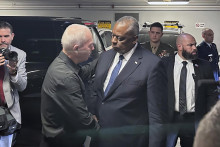 Americký minister obrany Lloyd Austin a jeho izraelský rezortný partner Joav Gallant sa vítajú po prílete do izraelského Tel Avivu. FOTO: TASR/AP