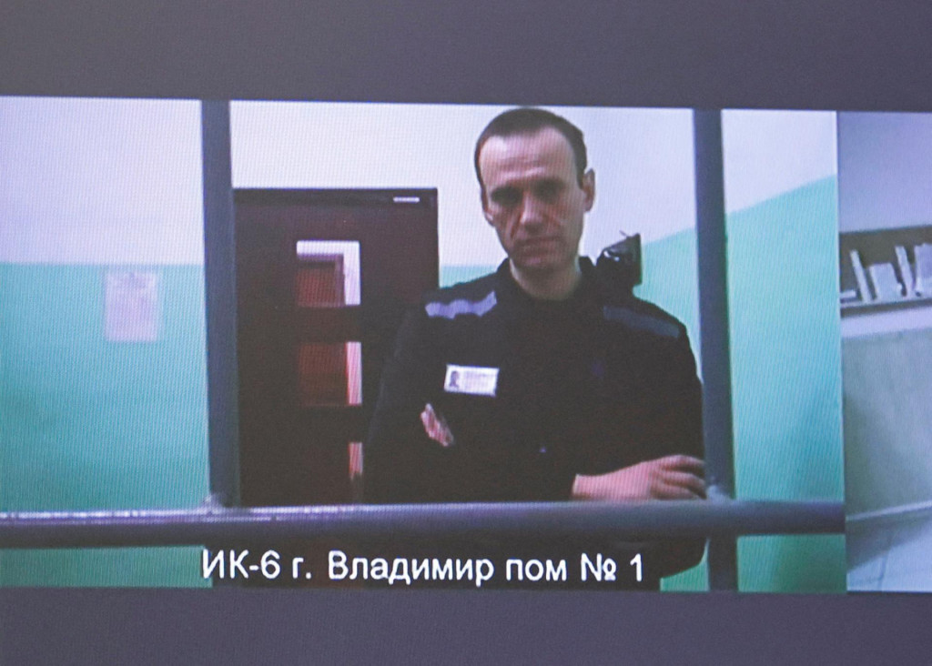Ruský opozičný líder Alexej Navaľnyj na TV obrazovke počas videolinku z väznice v meste Melechovov. FOTO: REUTERS