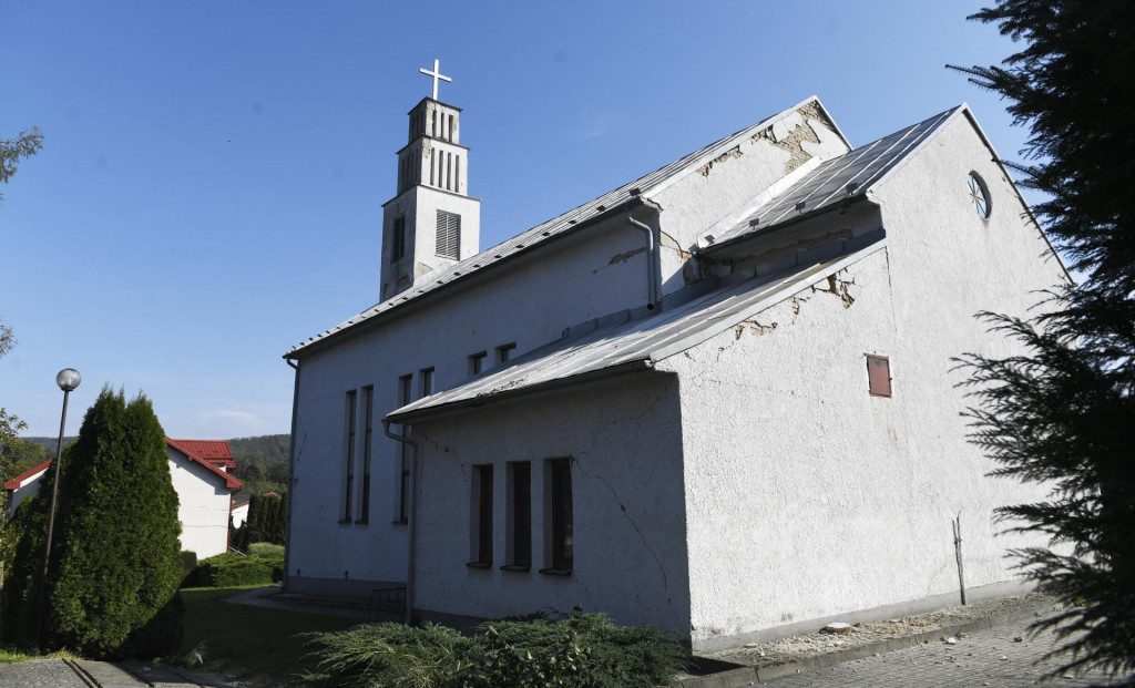 Kostol poškodený zemetrasením v obci Nižná Sitnica v okrese Humenné. FOTO: TASR/František Iván