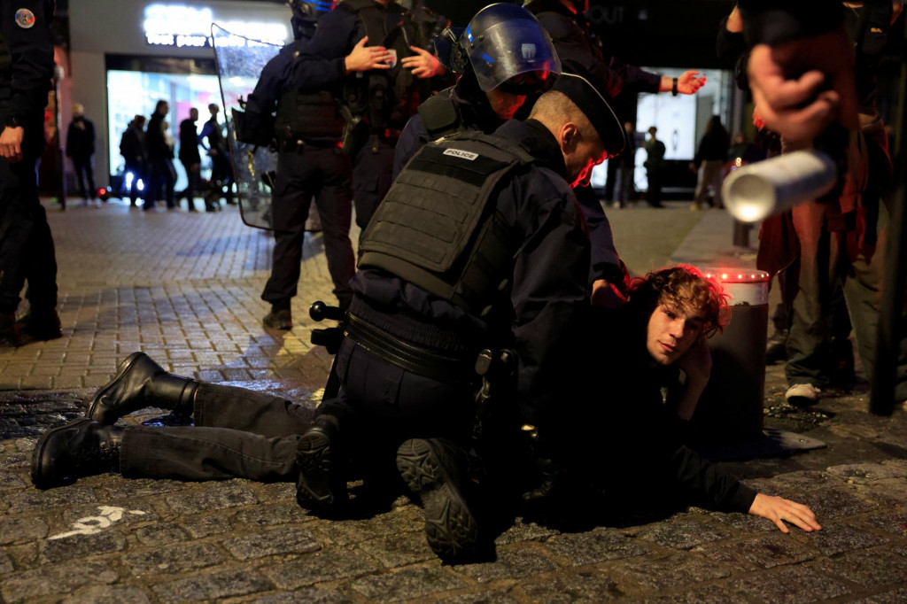 Polícia zasahuje pri demonštrácii na podporu Palestínčanov v Paríži. FOTO: Reuters