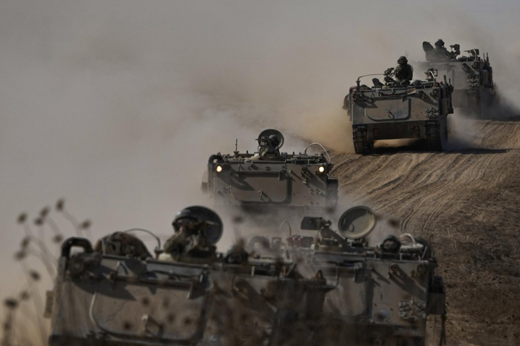 KK28 - Izraelskí vojaci na svojich tankoch neďaleko hranice Izraela s pásmom Gazy na juhu Izraela 12. októbra 2023. FOTO TASR/AP
Israeli APCs head towards the Gaza Strip border in southern Israel on Friday, Oct.13, 2023. (AP Photo/Ariel Schalit) SNÍMKA: Ariel Schalit