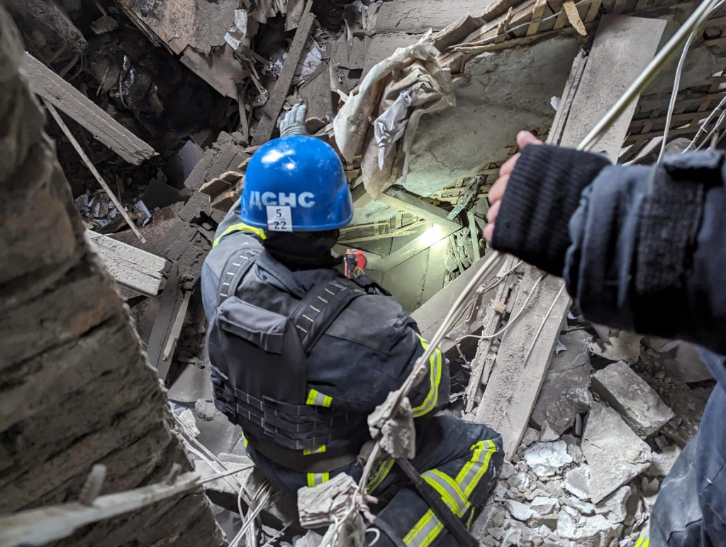 Záchranári pôsobia na mieste administratívnej budovy poškodenej ruským raketovým útokom v Pokrovsku. FOTO: REUTERS
