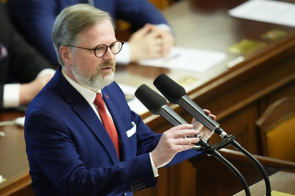 Šéf českej vlády vystupuje s prejavom v Poslaneckej snemovni. Oba orgány sú na chvoste rebríčka spokojnosti. FOTO: TASR/AP

