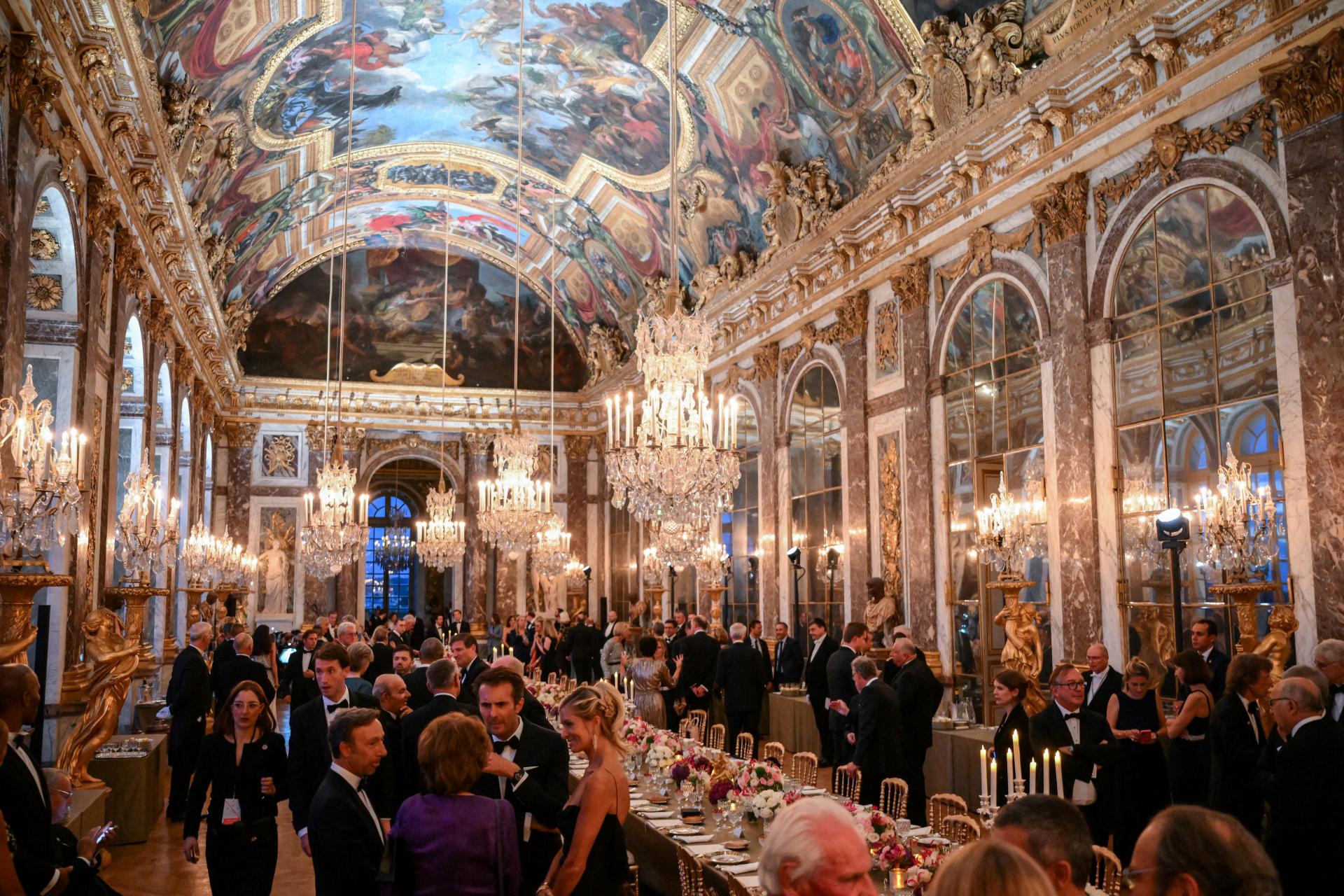 Chodby Versailleského zámku vo Francúzsku zívajú prázdnotou. Atrakciu pre bombový poplach museli evakuovať