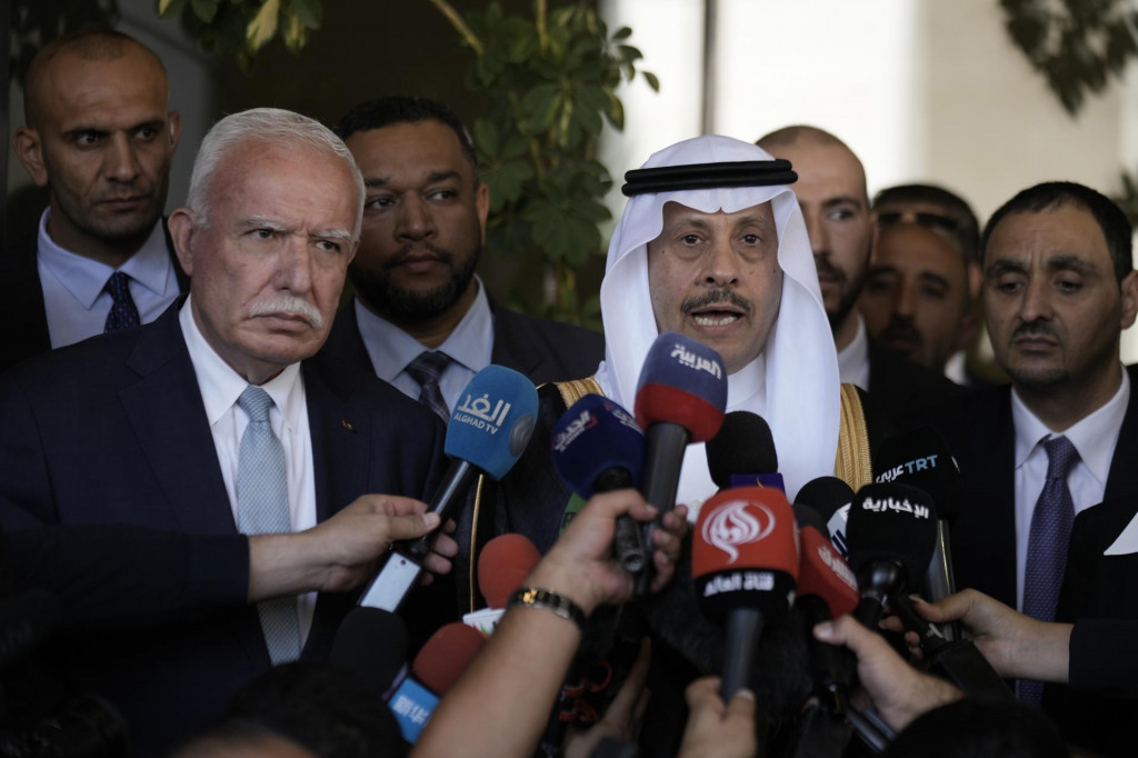 Diplomat Nájif as-Sudajrí (uprostred), prvý veľvyslanec Saudskej Arábie pri Palestínskej samospráve v Ramalláhu, a palestínsky minister zahraničných vecí Rijád al-Malkí (vľavo). FOTO: TASR/AP

