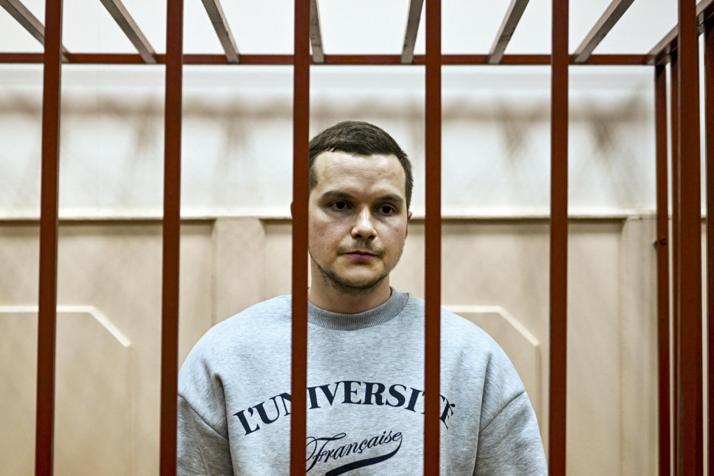 Advokát ruského opozičného lídra Alexeja Navaľného Alexej Liptser stojí v klietke v súdnej sieni počas procesu na súde v Moskve 13. októbra 2023. FOTO: TASR/AP

