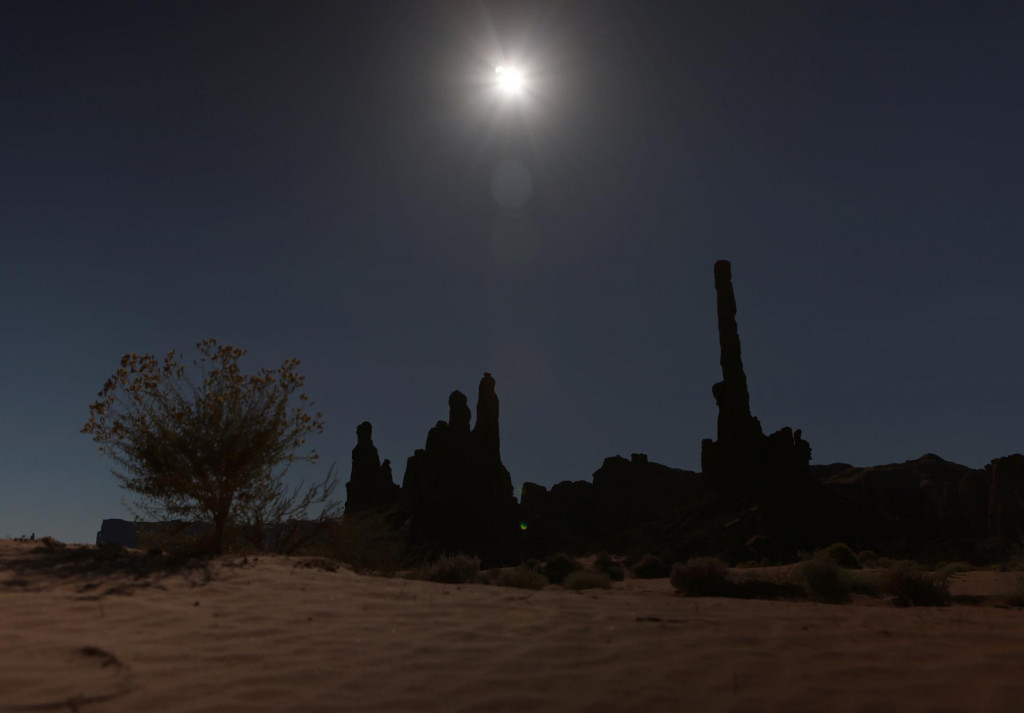 Mesiac zakrýva Slnko počas prstencového zatmenia Slnka v Monument Valley v štáte Navajo, Arizona. FOTO: Reuters