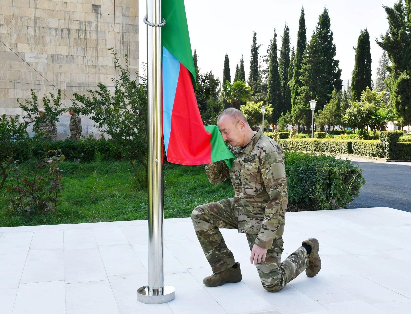 Prezident Alijev vztýčil v hlavnom meste Karabachu azerbajdžanskú vlajku