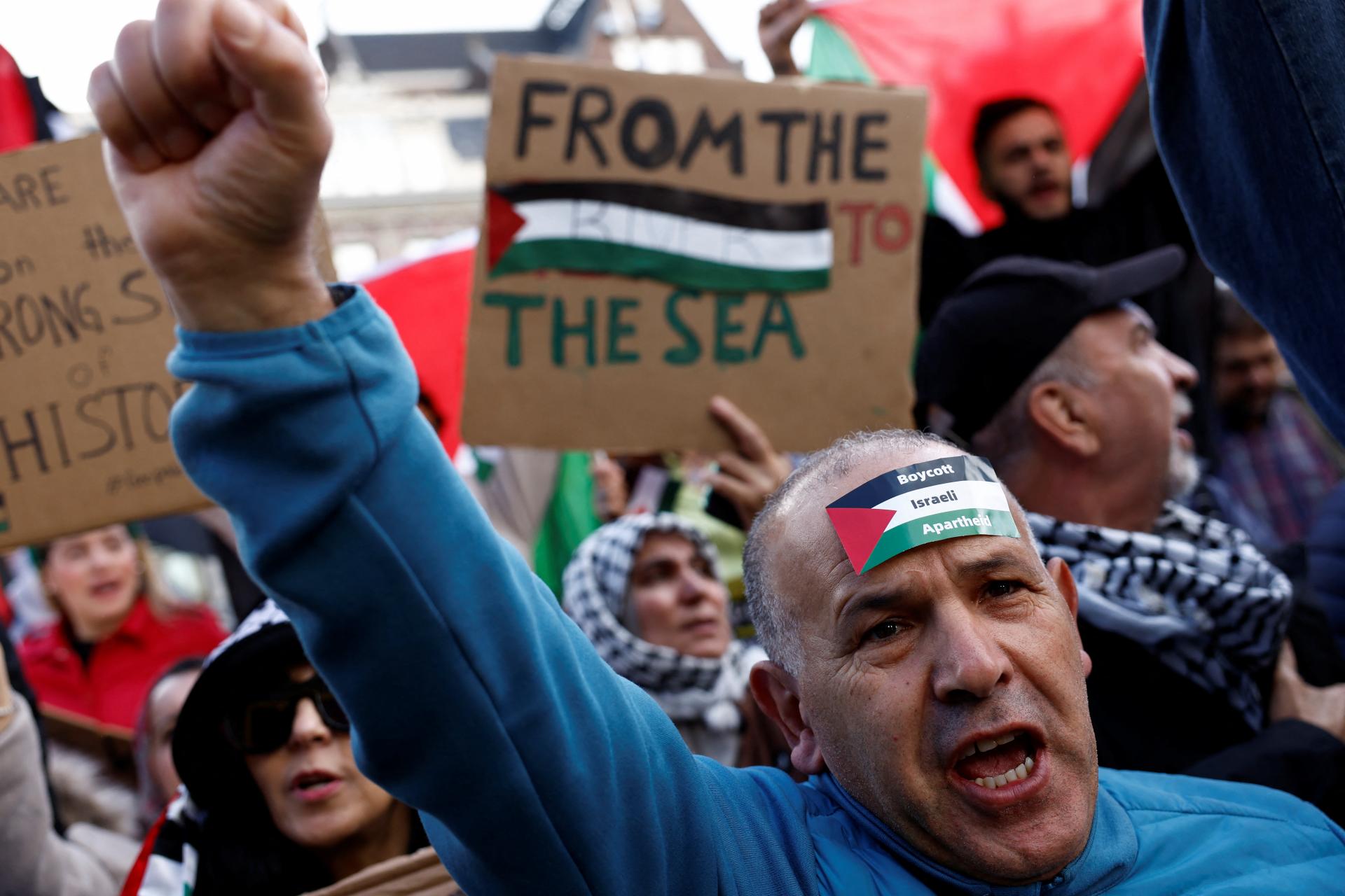 V Amsterdame pochodovali tisíce ľudí na podporu Palestínčanov