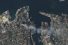 Na satelitnej snímke z 22. septembra 2023 dym stúpa po útoku na veliteľstvo ruskej Čiernomorskej flotily v Sevastopole na anektovanom ukrajinskom polostrove Krym. FOTO: TASR/AP