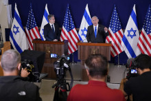Na snímke zľava americký minister zahraničných vecí Antony Blinken a izraelský premiér Benjamin Netanjahu počas vyhlásenia pre médiá v Tel Avive.

FOTO: TASR/AP
