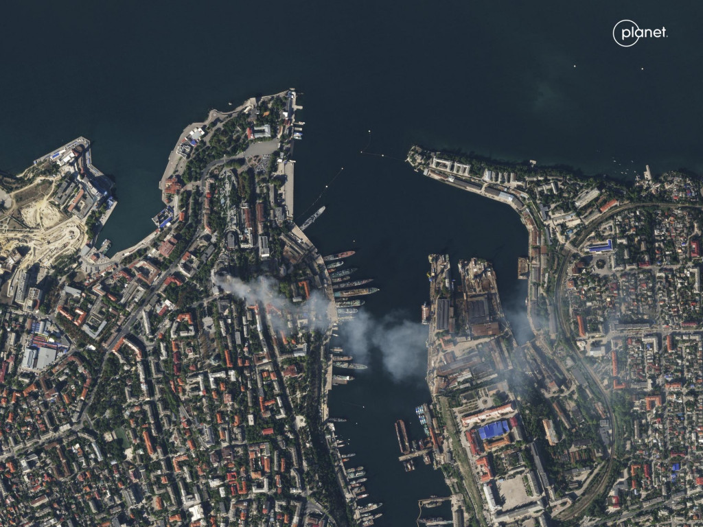 Na satelitnej snímke z 22. septembra 2023 dym stúpa po útoku na veliteľstvo ruskej Čiernomorskej flotily v Sevastopole na anektovanom ukrajinskom polostrove Krym. FOTO: TASR/AP