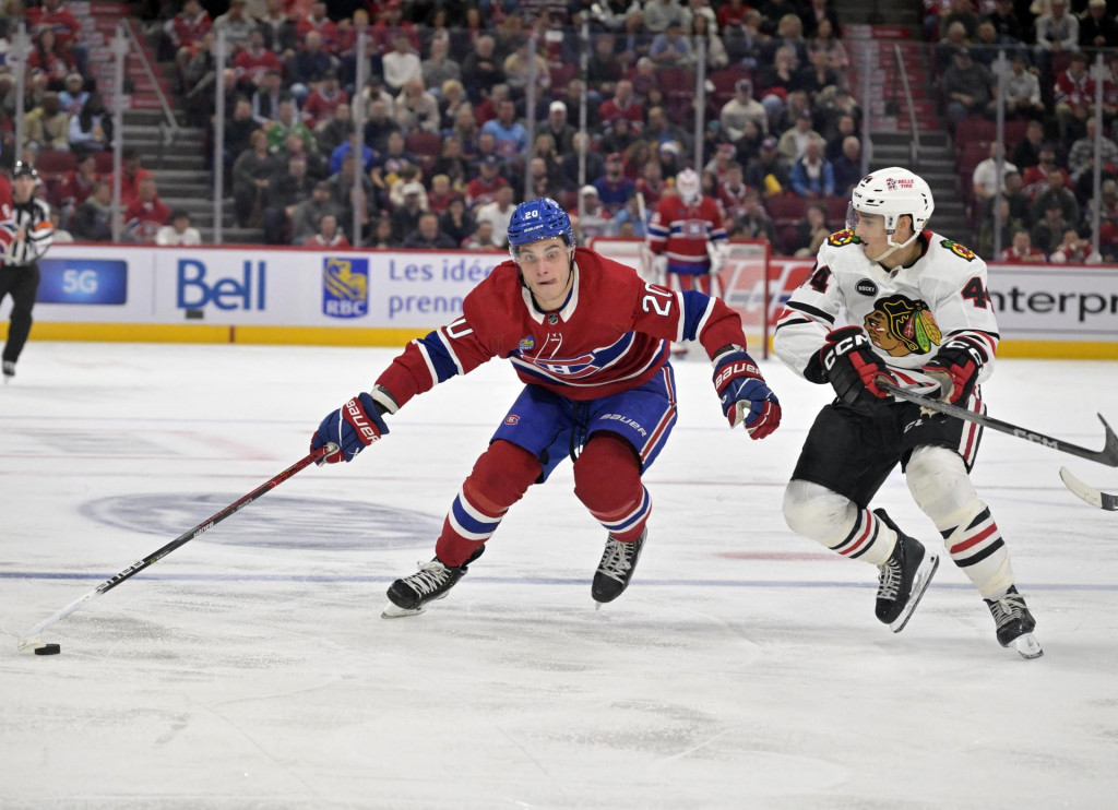 Útočník Montreal Canadiens Juraj Slafkovský zahráva puk a počas tretej tretiny. FOTO: USA TODAY/Eric Bolte