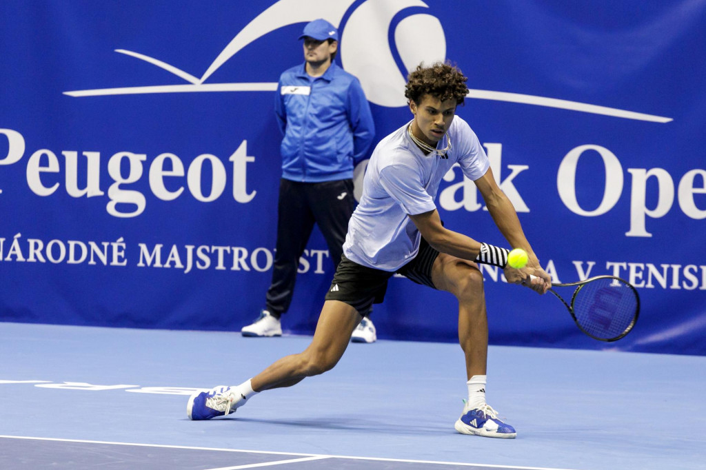 Kanadský tenista Gabriel Diallo odvracia loptičku proti Jorisovi de Looremu z Belgicka vo finále dvojhry na turnaji challenger Peugeot Slovak Open v Bratislave. FOTO: TASR/Dano Veselský