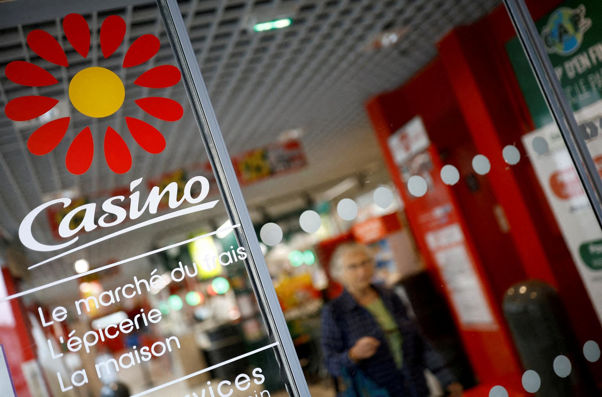 Zadlžená francúzska sieť supermarketov Casino predáva svoj podiel v latinskoamerickom maloobchodnom reťazci