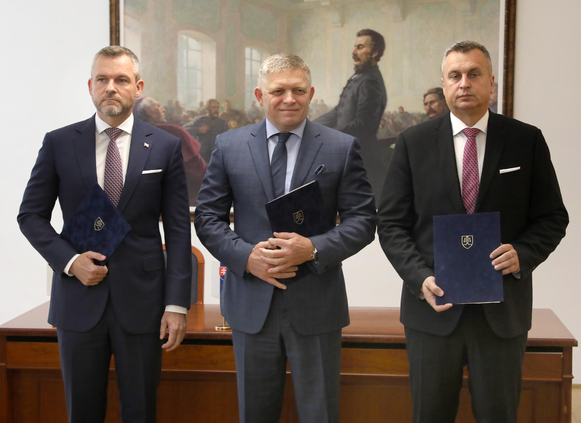 Fico, Pellegrini a Danko podpíšu poobede koaličnú zmluvu