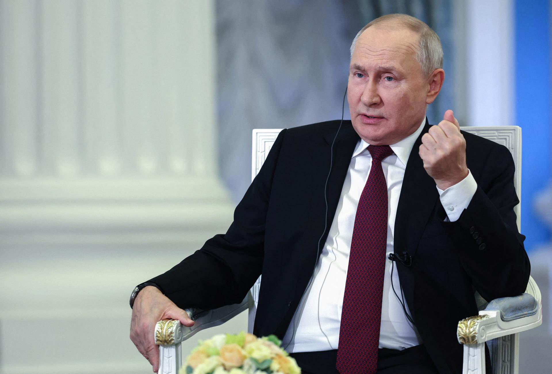 Rusko je pripravené napomôcť k mieru, povedal Putin izraelskému premiérovi