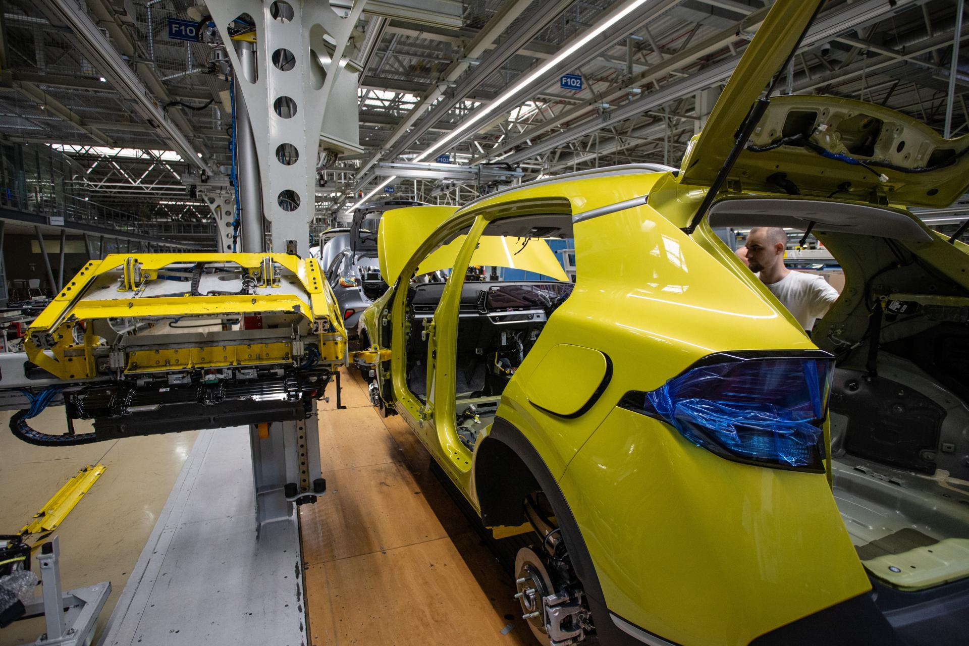 Nové objednávky v priemysle medziročne vzrástli, opäť dominovala výroba automobilov