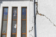 Na snímke kostol poškodený zemetrasením v obci Nižná Sitnica v okrese Humenné.