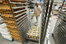 Zamestnanci pracujú v pekárni Heinz Hemmerle v nemeckom Muelheim an der Ruhr. FOTO: REUTERS