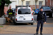 Tím francúzskej polície a policajných expertov na výbušniny pracuje na mieste po evakuácii školy Gambetta-Carnot v Arrase v severnom Francúzsku. FOTO: Reuters