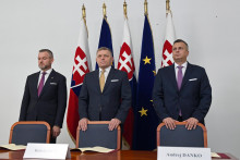 Predseda strany Hlas-SD Peter Pellegrini, predseda Smer-SD Robert Fico a predseda strany SNS Andrej Danko. FOTO: TASR/Martin Baumann