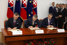 Zľava Peter Pellegrini, Robert Fico a Andrej Danko podpisujú koaličnú zmluvu. FOTO: HN/Pavol Funtál
