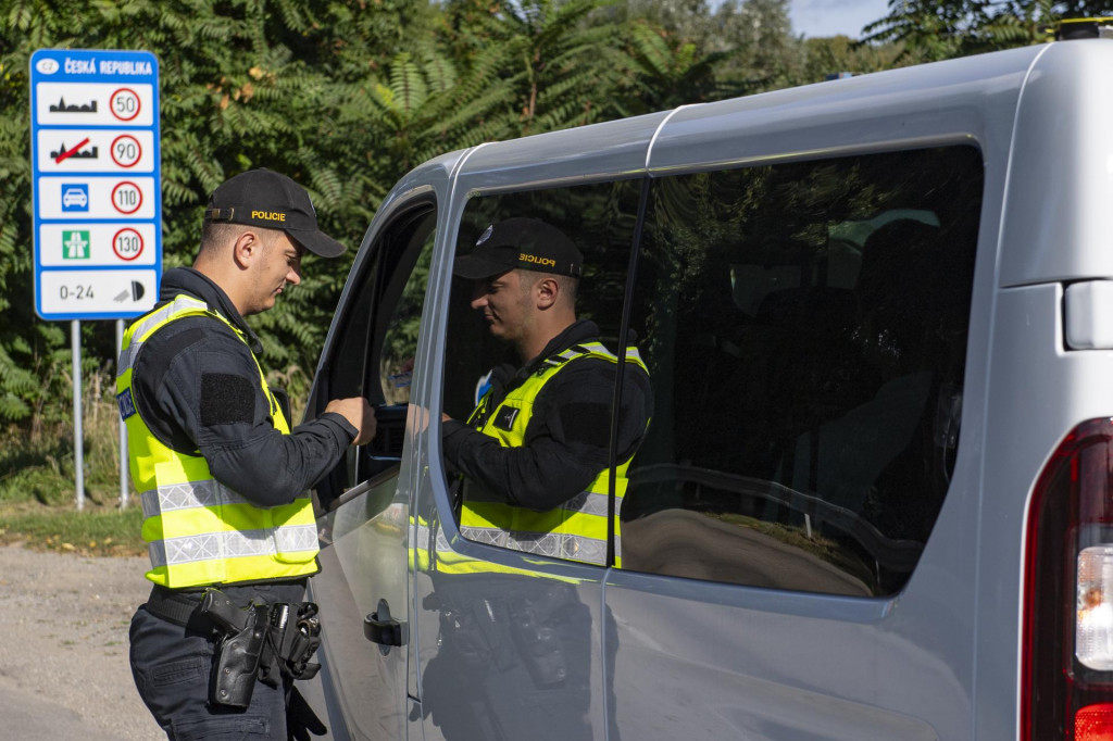 Policajt náhodne kontroluje motorové vozidlo. FOTO: TASR/Michal Svítok