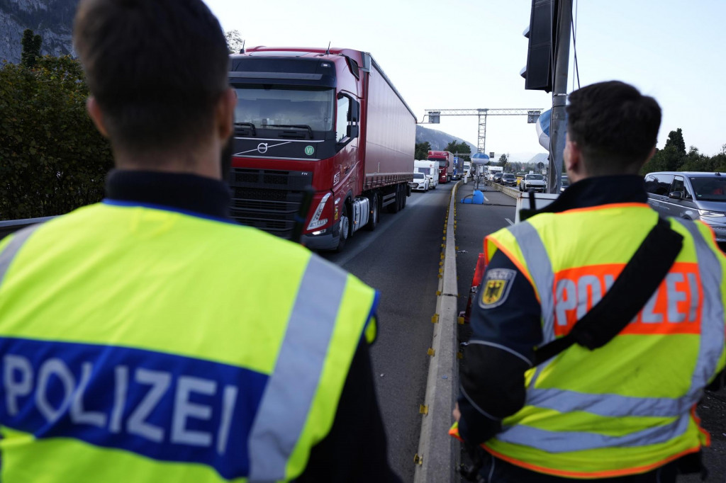 Nemeckí policajti kontrolujú kamión na rakúsko-nemeckom hraničnom priechode v Kiefersfeldene. FOTO: TASR/AP