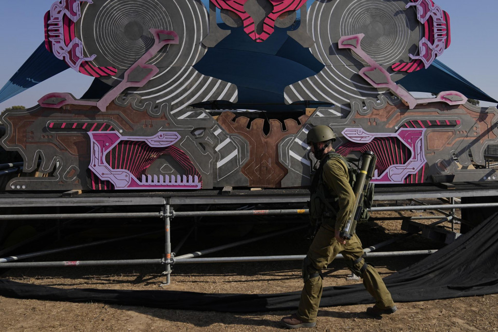 Izraelský vojak neďaleko hranice Izraela s pásmom Gazy na juhu Izraela. FOTO: TASR/AP
