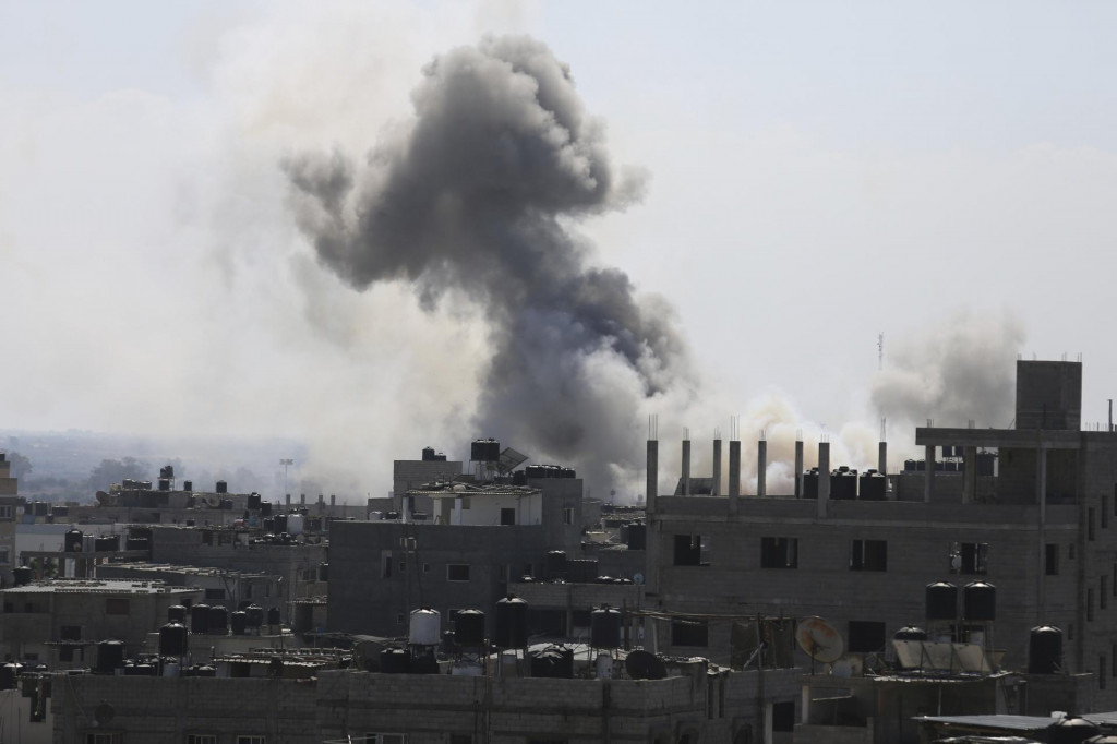 Explózia po izraelskom leteckom útoku v meste Rafah na juhu pásma Gazy 13. októbra 2023. FOTO: TASR/AP
