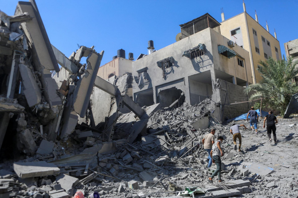 Trosky budov po izraelských útokoch v meste Gaza. FOTO: Reuters