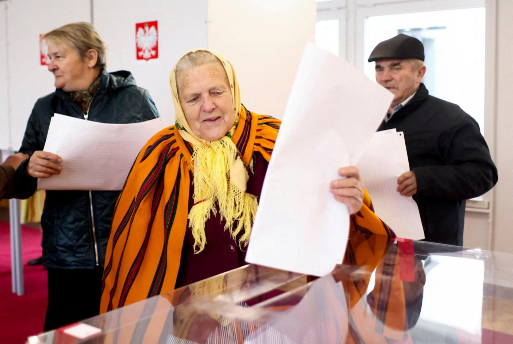 Väčšina Poliakov odovzdala svoje hlasy opozícii. FOTO: Reuters