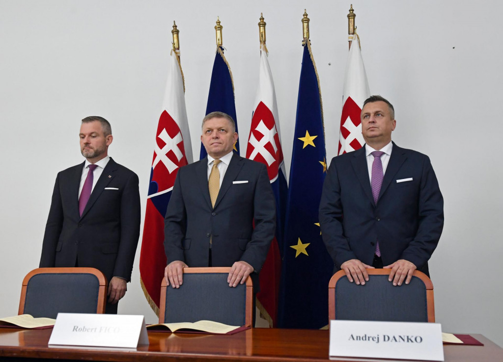 Predseda strany Hlas-SD Peter Pellegrini, predseda Smer-SD Robert Fico a predseda strany SNS Andrej Danko. FOTO: TASR/Martin Baumann
