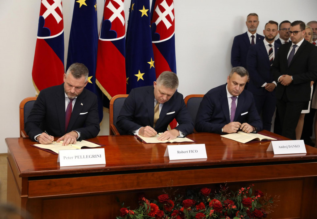 Zľava Peter Pellegrini, Robert Fico a Andrej Danko podpisuj&uacute; koaličn&uacute; zmluvu. FOTO: HN/Pavol Funt&aacute;l