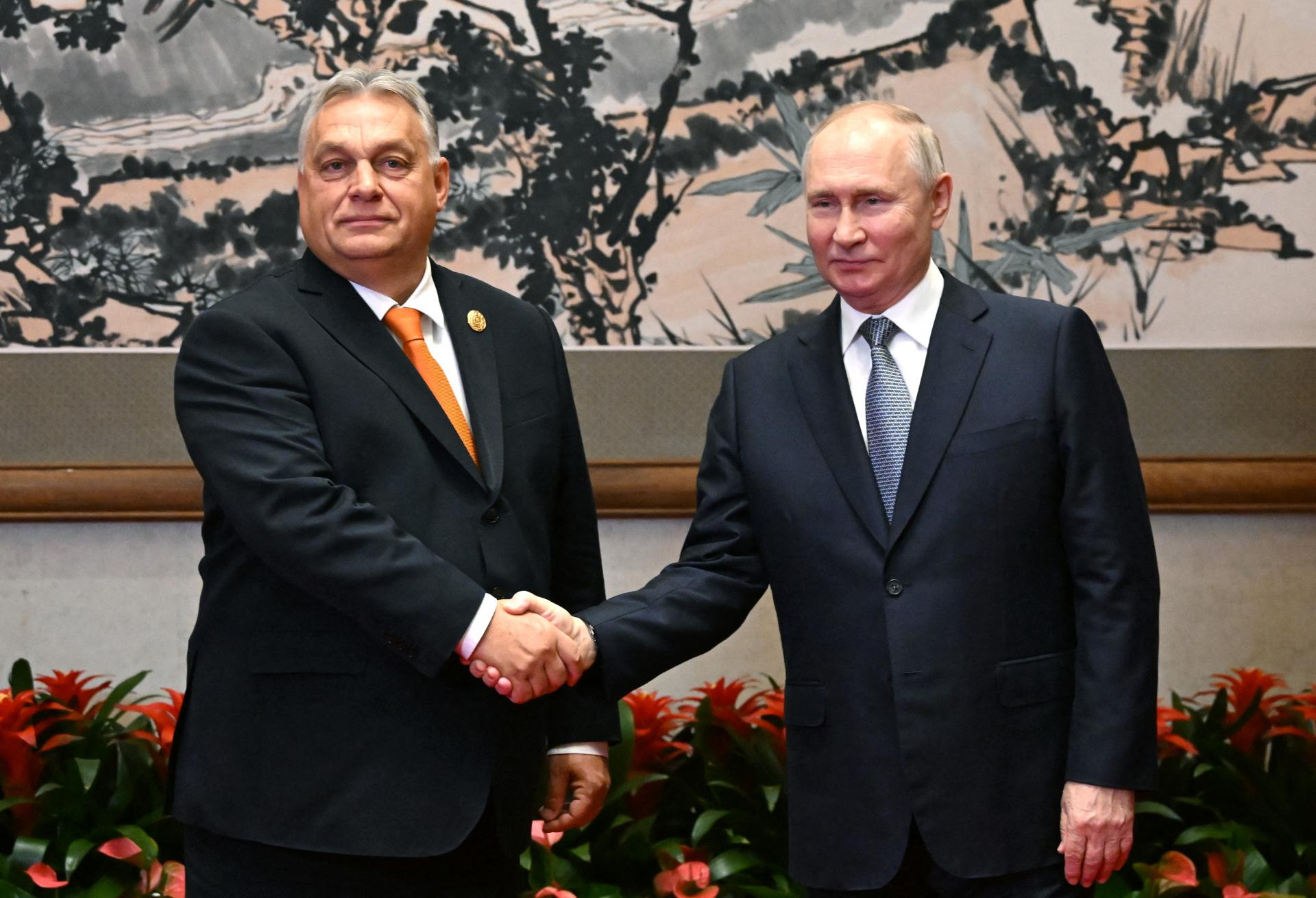 Putin na stretnutí s Orbánom v Číne vyjadril spokojnosť so vzťahmi s Maďarskom