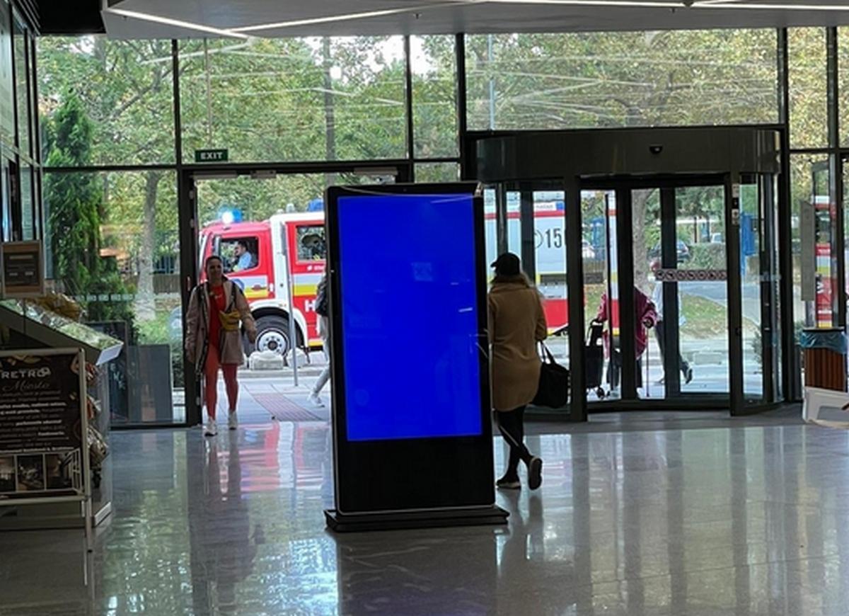 V nákupnom centre v Bratislave vypukol požiar. Ľudí museli evakuovať