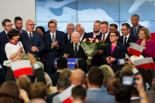 Predseda strany PiS Jaroslaw Kaczynski po ohlásení výsledkov exit pollu. FOTO: REUTERS