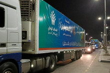 Konvoj nákladných áut s humanitárnou pomocou egyptských mimovládnych organizácií pre Palestínčanov. FOTO: Reuters