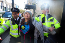 Švédska aktivistka za boj proti klimatickým zmenám Greta Thunbergová bola zadržaná počas protestu v Londýne. FOTO: Reuters