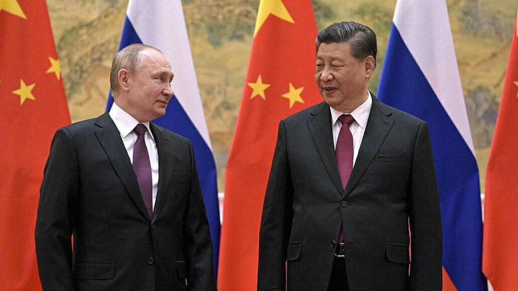 Čínsky prezident Si Ťin-pching (vpravo) a ruský prezident Vladimir Putin počas stretnutia v Pekingu. FOTO: TASR/AP