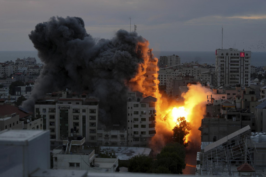 Plamene a dym stúpajú po izraelskom leteckom útoku na Gazu. FOTO: TASR/AP