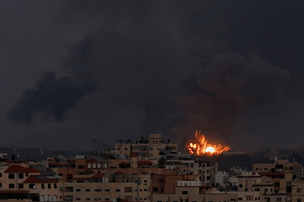 Bombardovanie Gazy je po vyhlásení vojny Izraelom na dennom poriadku. FOTO: REUTERS