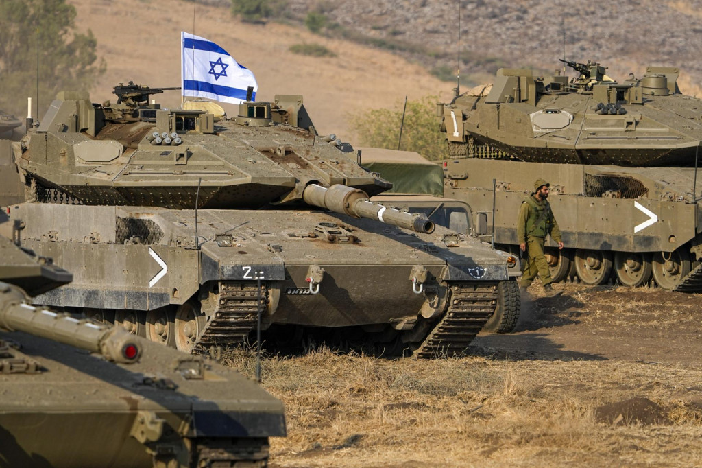 Izraelské tanky sú situované neďaleko hraníc s Libanonom. FOTO: TASR/AP