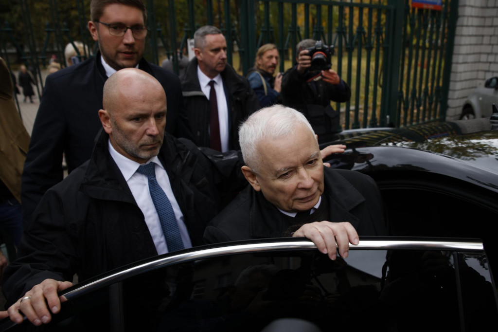 Líder vládnej nacionalistickej konzervatívnej strany Právo a spravodlivosť Jaroslaw Kaczynski nastupouje do limuzíny po odchode z volebnej miestnosti vo Varšave. FOTO: TASR/AP