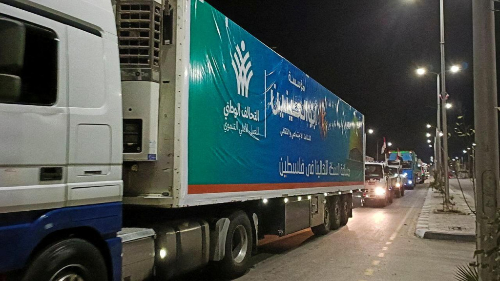 Konvoj nákladných áut s humanitárnou pomocou egyptských mimovládnych organizácií pre Palestínčanov. FOTO: Reuters